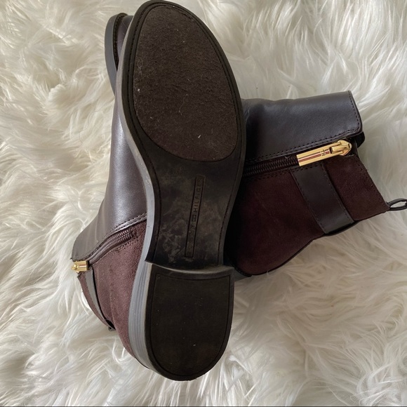 Tommy Hilfiger women’s brown mixed media ankle booties
Size 8 - Picture 3 of 8